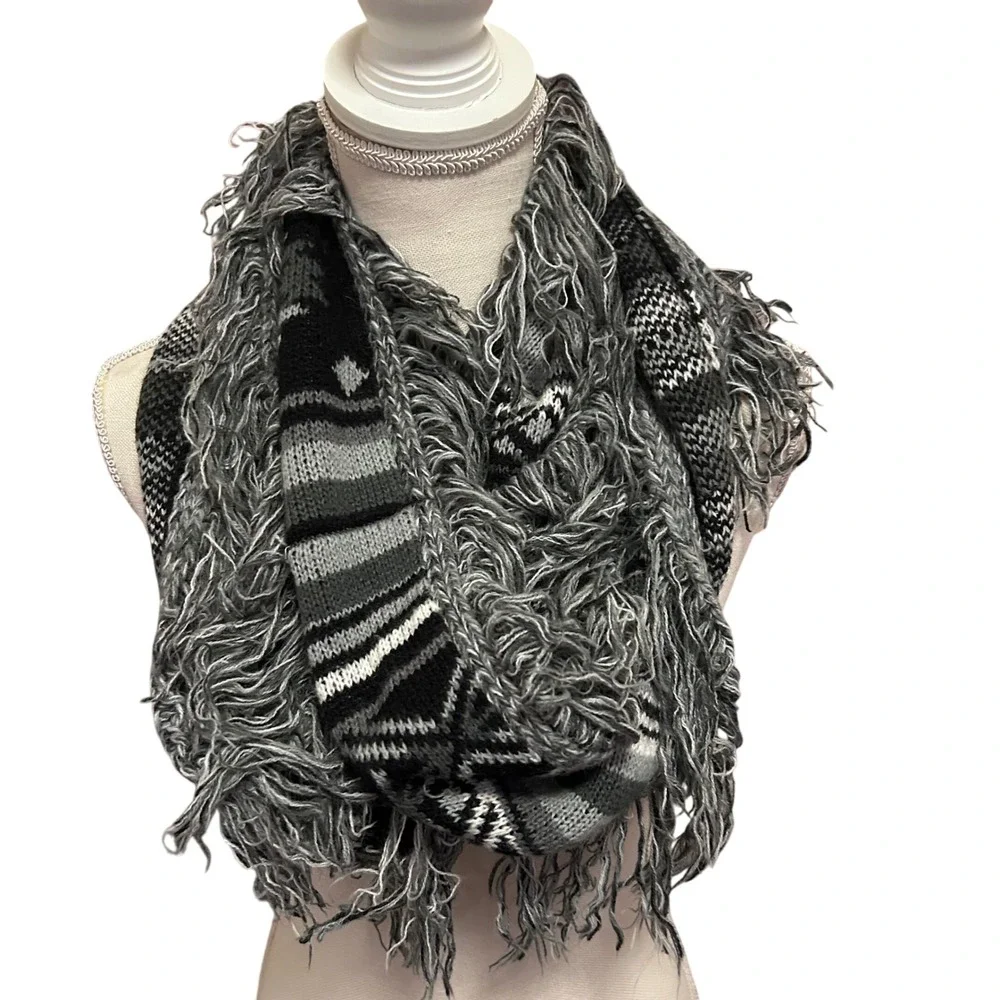 Mudd Aztec Print‎ Infinity Scarf Black Gray White Fringe Cozy Loop Neckwear